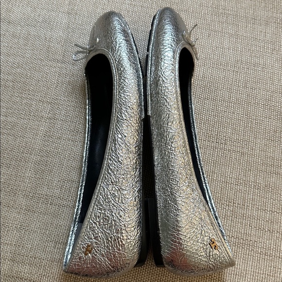 Tory Burch Laila 2 Driver Leather Ballet Flats Crinkle Metallic Silver Flaw - Picture 10 of 16